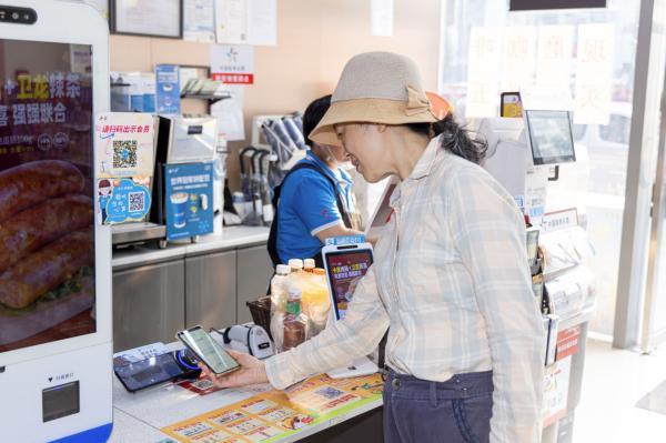 蚂蚁集团披露AI普惠进展：三大AI管家已服务超13亿用户43%来自三线及以下城市(图3)