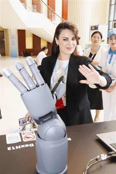 今晚报 2025上合组织数字经济论坛启幕 聚焦六大领域 打造数字经济合作“上合样板”(图1)