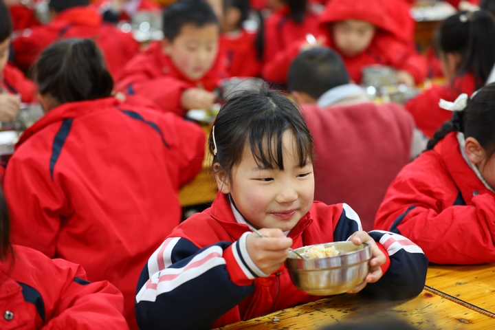 【小餐盘大守护】从吃得饱到吃得营养健康！贵州全力推动校园餐升