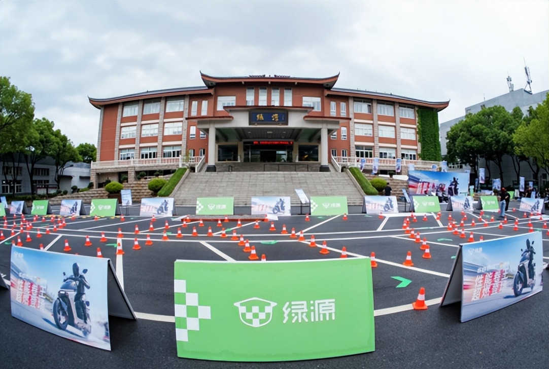 战神S86重磅发布：绿源以“智慧双核”重新定义AI时代两轮出行新范式(图1)