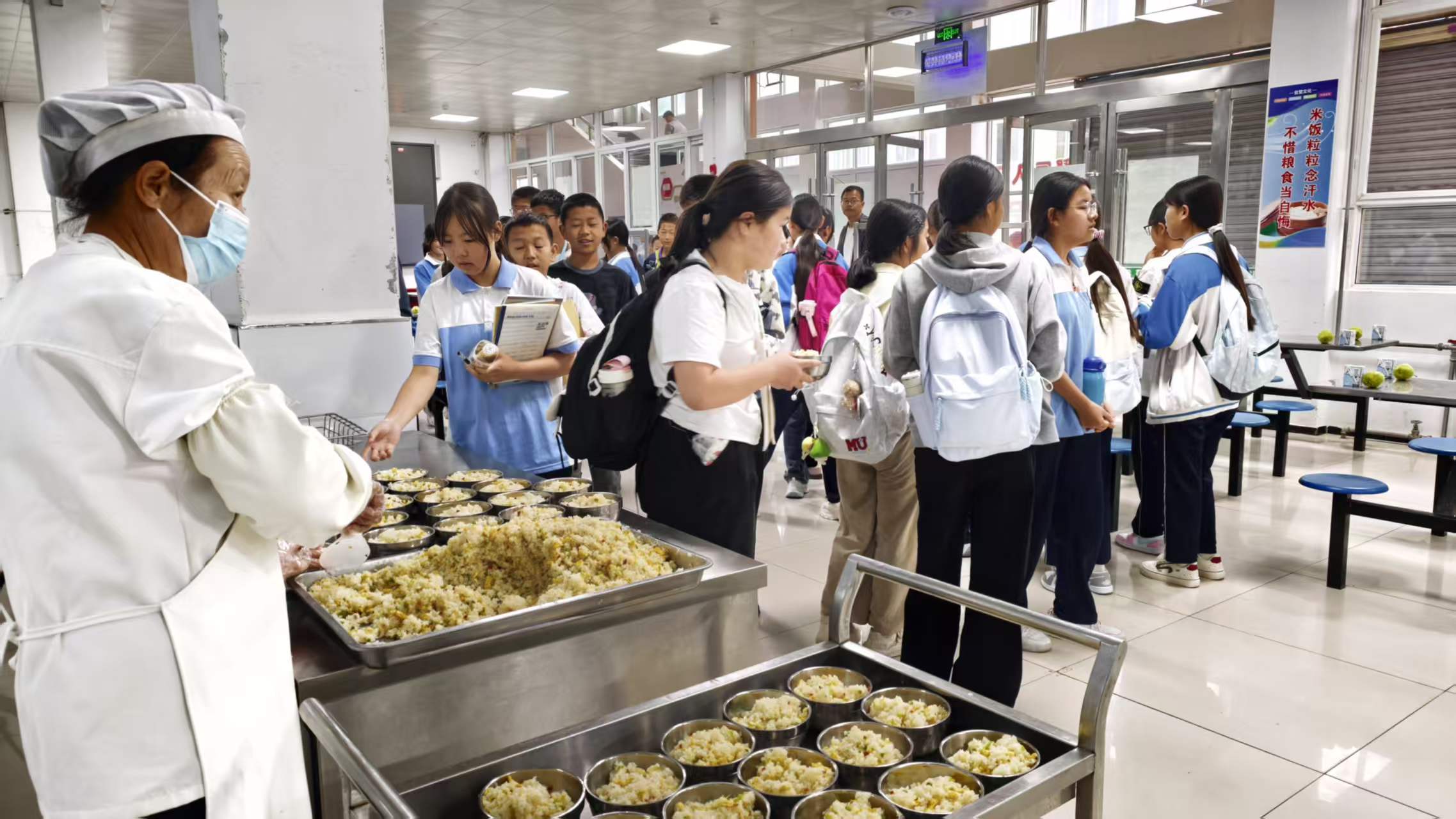 甘肃灵台推行早餐+午餐一体化供餐护航青少年健康成长(图1)