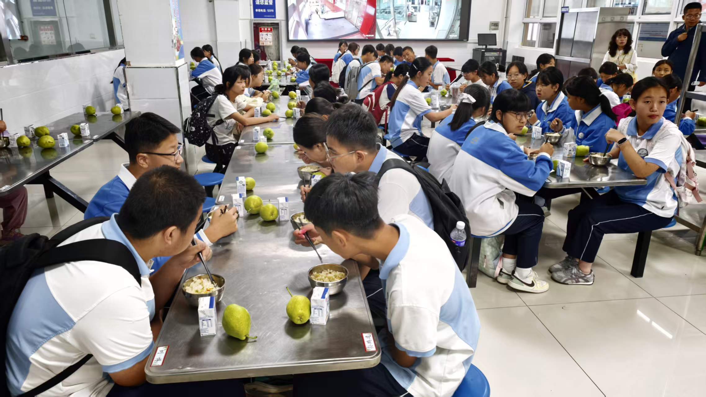 甘肃灵台推行早餐+午餐一体化供餐护航青少年健康成长(图2)