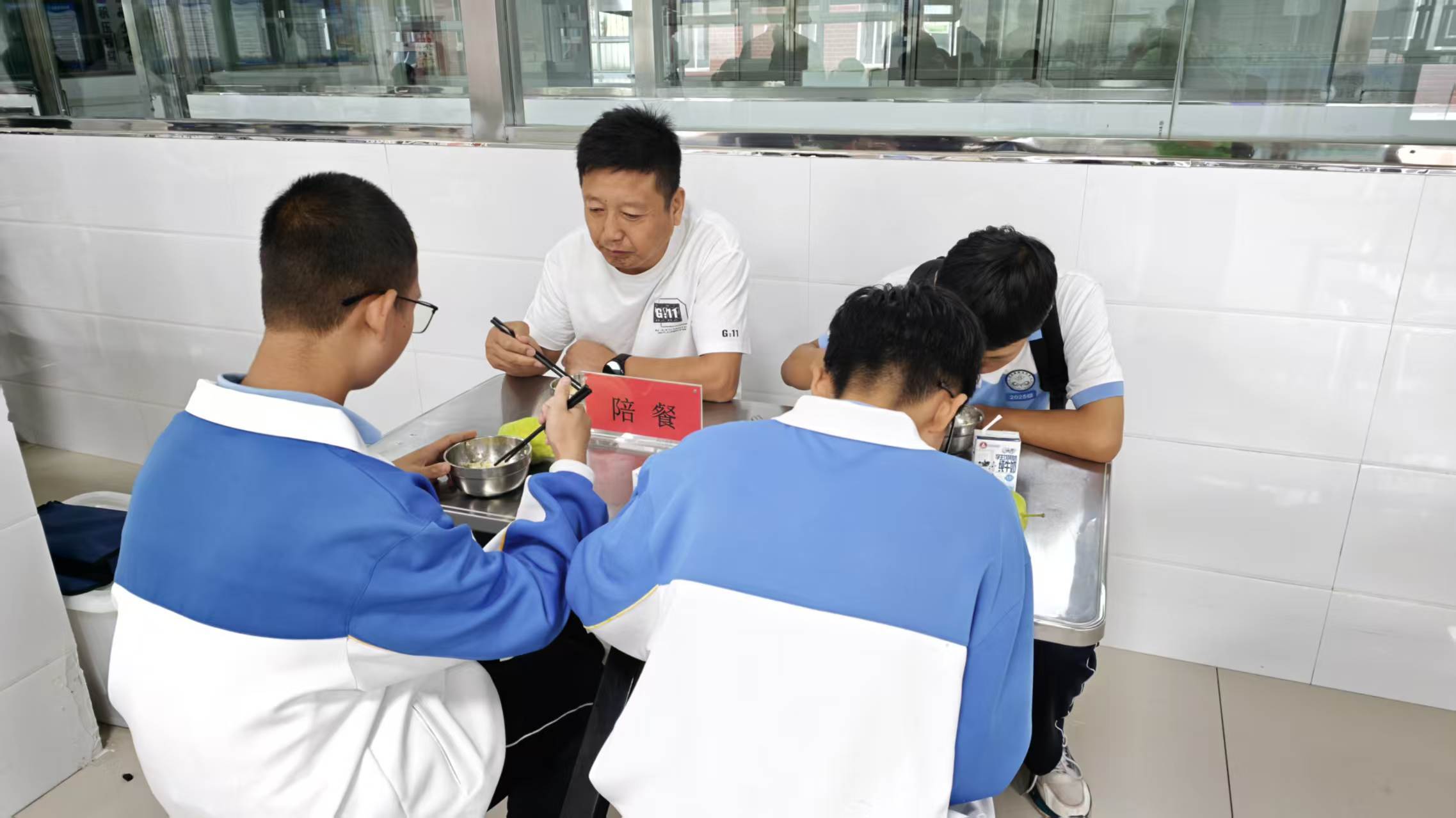 甘肃灵台推行早餐+午餐一体化供餐护航青少年健康成长(图3)
