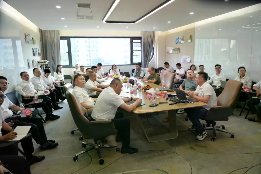 东方教育集团与小马宋走进荣恒教育共探产教融合新路径(图1)