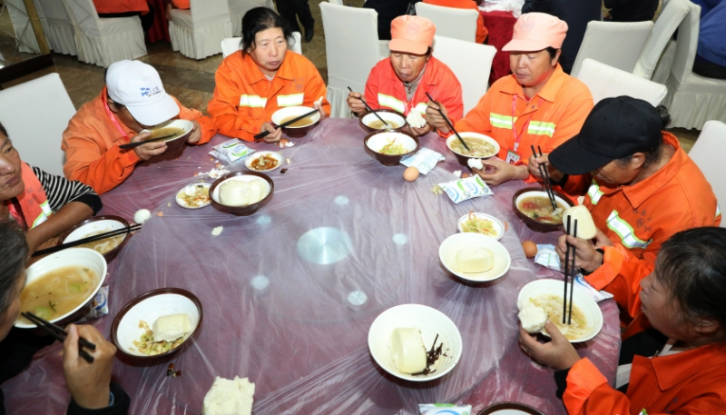 暖胃更暖心吕梁市临县667名环卫工人吃上爱心早餐(图2)