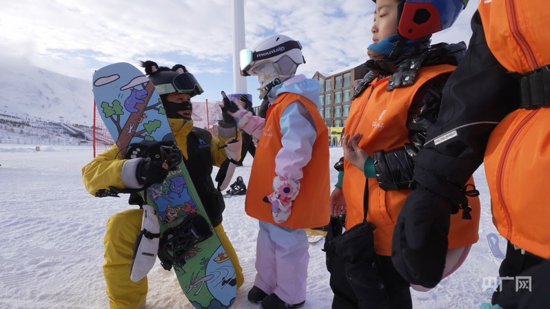 雪中撒欢！新疆“雪假”点燃冬日热经济(图6)