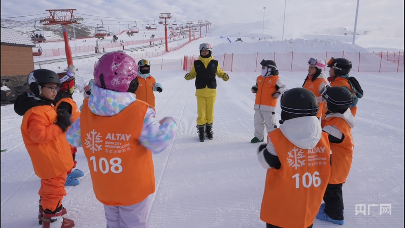 雪中撒欢！新疆“雪假”点燃冬日热经济(图2)